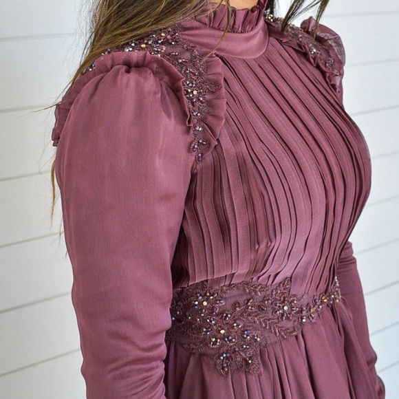 Modest evening gown - Picture 3 of 3